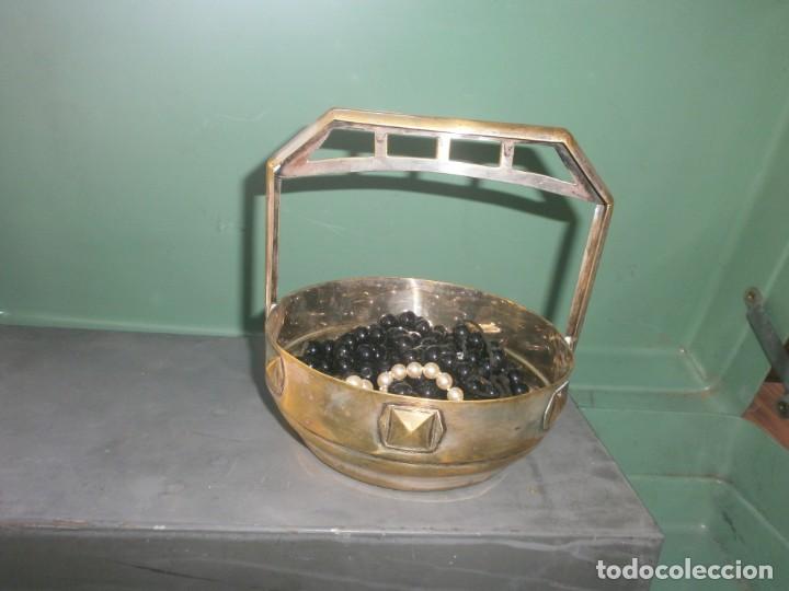 Vintage: Peque&ntilde;a fuente con asa modernista metal, plateado desgastado medida 16 X 15 cm.