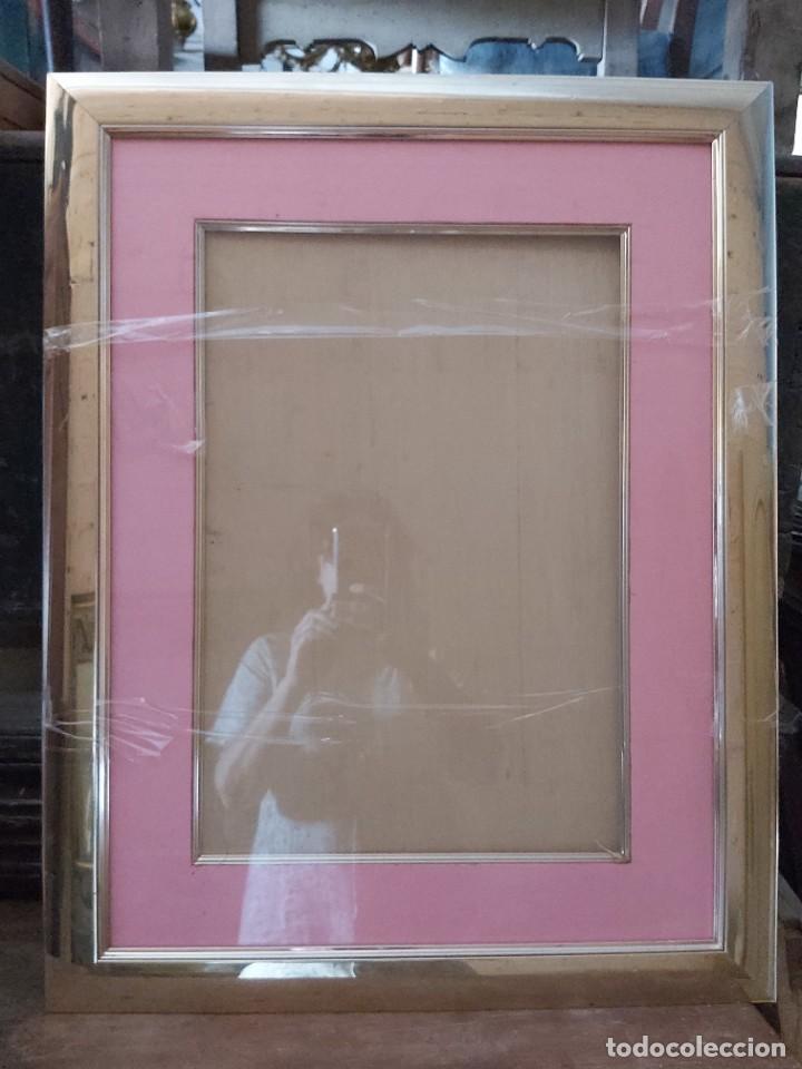 Vintage: Marco vintage en metal dorado con pastast&uacute; rosa. dos unidades.