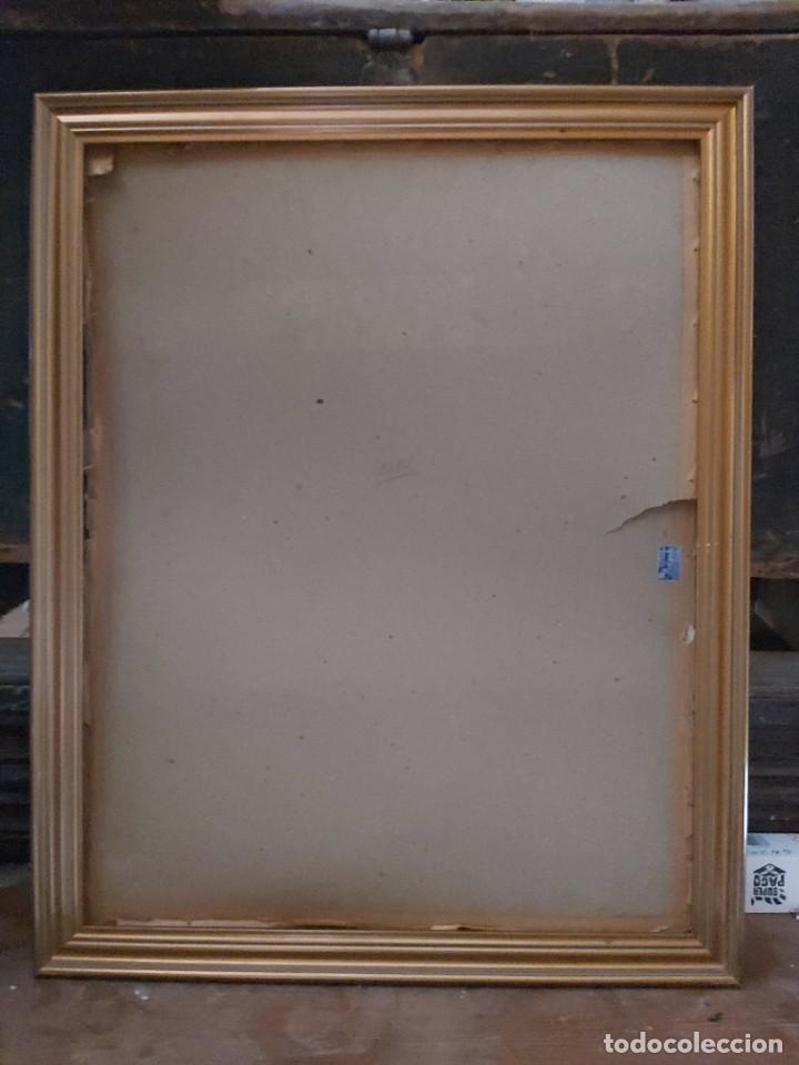 Vintage: Marco vintage de madera dorada.