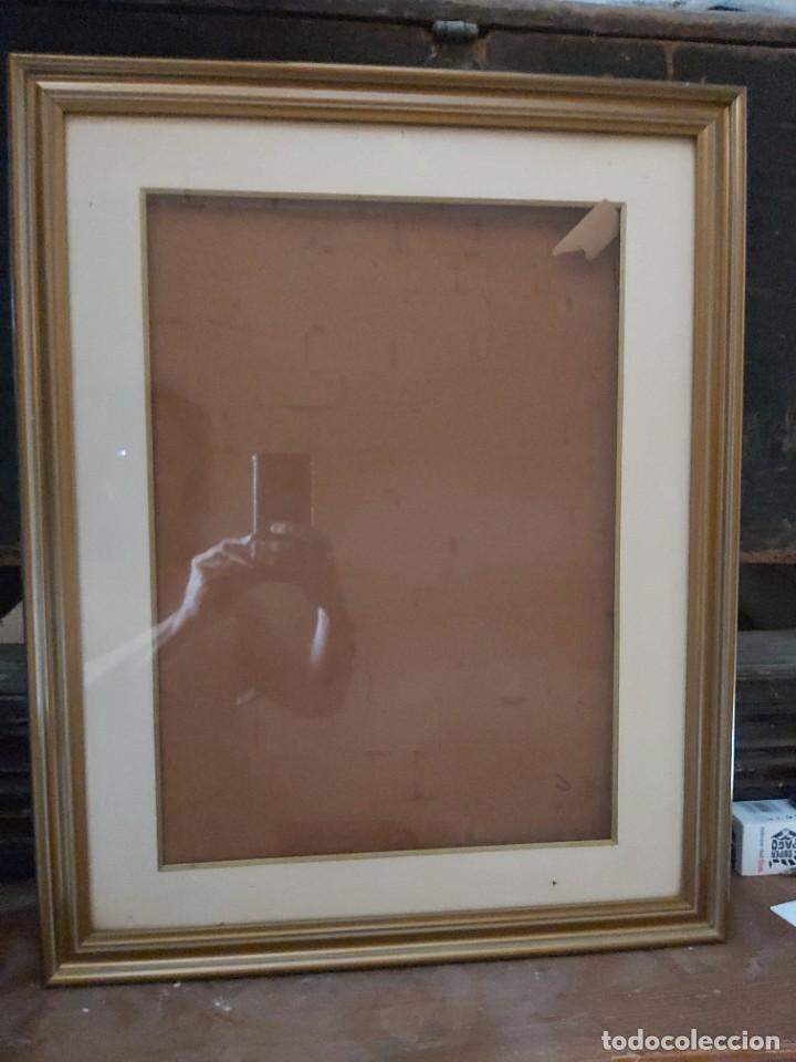 Vintage: Marco vintage de madera dorada con paspart&uacute; crema. Con cristal. Tengo tres unidades.