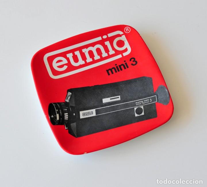 Vintage: Platillo publicidad Eumig Mini 3. Marca Ornamin Iberia, Made in Spain. Mide 18 x 18 x 2 cm. Melamina