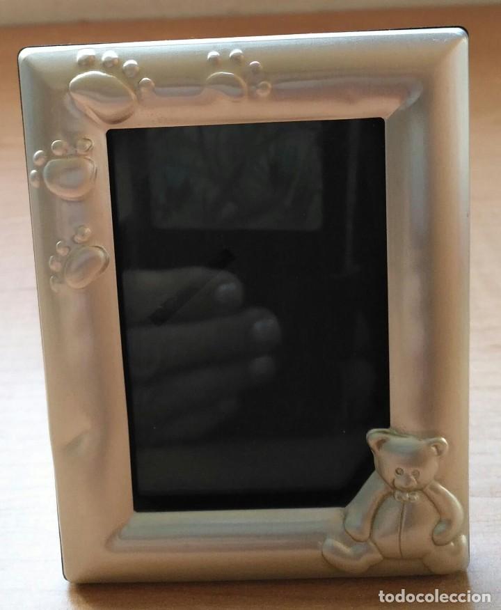 Vintage: Portafotos / Portarretrato / Marco fotos sobremesa metalizado con osito y huellas - 10cm x 8cm