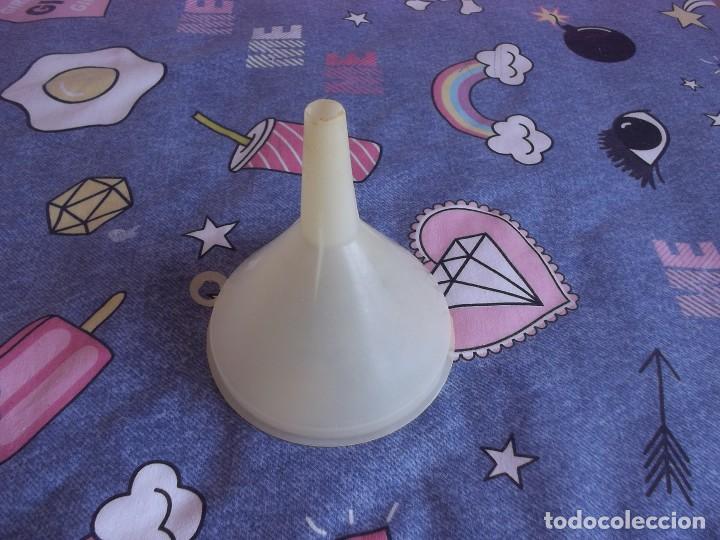 Vintage: EMBUDO PLASTICO A&Ntilde;OS 70 - Foto 1