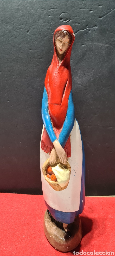Vintage: Preciosa figura de una mujer campesina. De yeso.