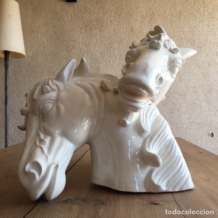 Vintage: Gran escultura espa&ntilde;ola con sello - Cabezas de caballo de porcelana esmaltada en color hueso