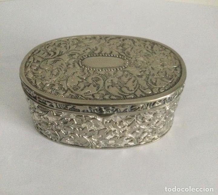 Vintage: PEQUE&Ntilde;A CAJA JOYERO REPUJADA - Foto 1