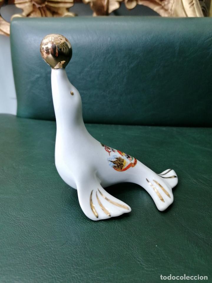 Vintage: FIGURA CERAMICA PORCELANA DE UNA FOCA REUERDO DE BARCELONA 12 x 10 CM.