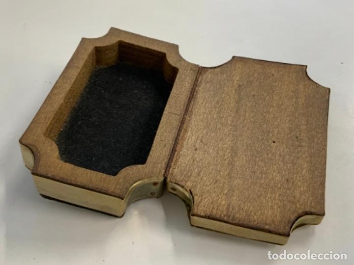 Vintage: Bonito JOYERO en lat&oacute;n repujado e interior de madera - Foto 4