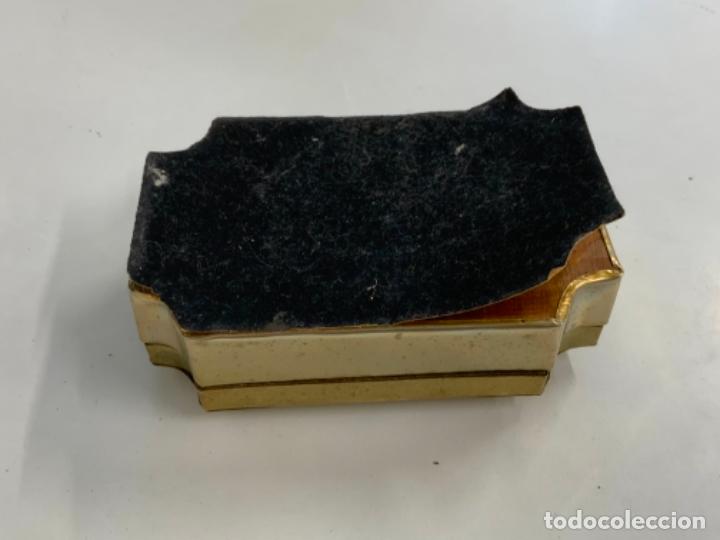 Vintage: Bonito JOYERO en lat&oacute;n repujado e interior de madera - Foto 5