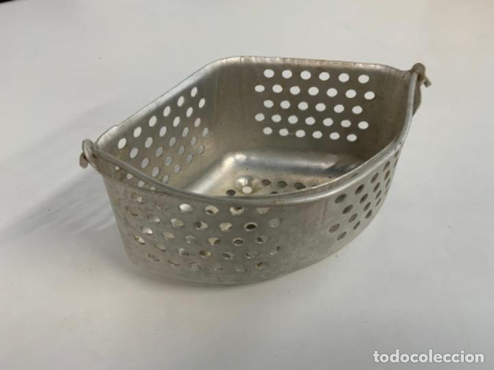 Vintage: Encantador COLADOR TRIANGULAR DE ALUMINIO - Foto 2
