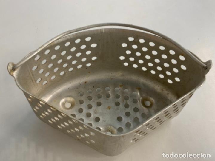 Vintage: Encantador COLADOR TRIANGULAR DE ALUMINIO - Foto 3