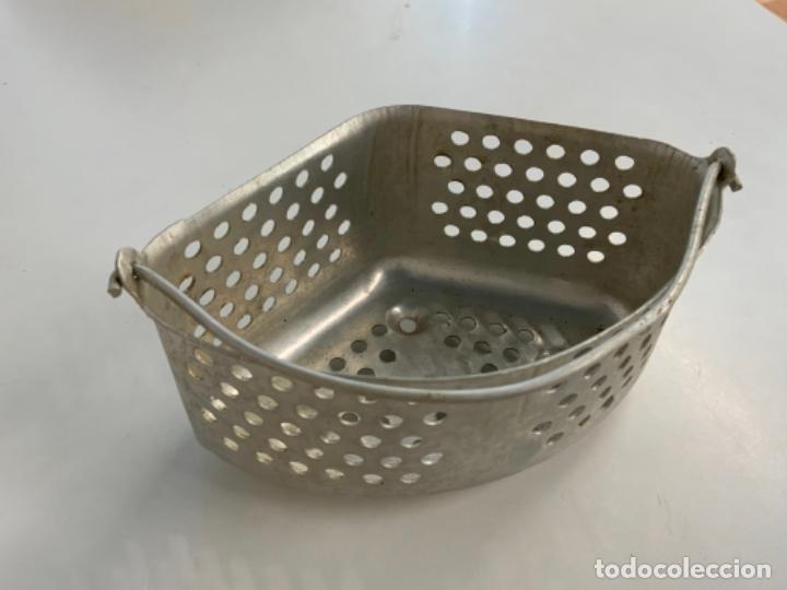 Vintage: Encantador COLADOR TRIANGULAR DE ALUMINIO