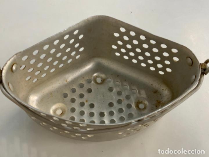 Vintage: Encantador COLADOR TRIANGULAR DE ALUMINIO - Foto 2