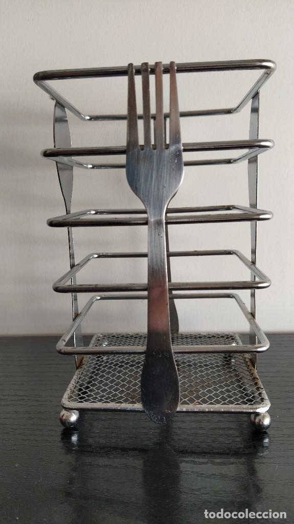 Vintage: ESCURRIDOR EN METAL PORTA CUBIERTOS. DECORADO CON CUCHARA, TENEDOR Y CUCHILLO. ALTURA 16 CM x 10 CM