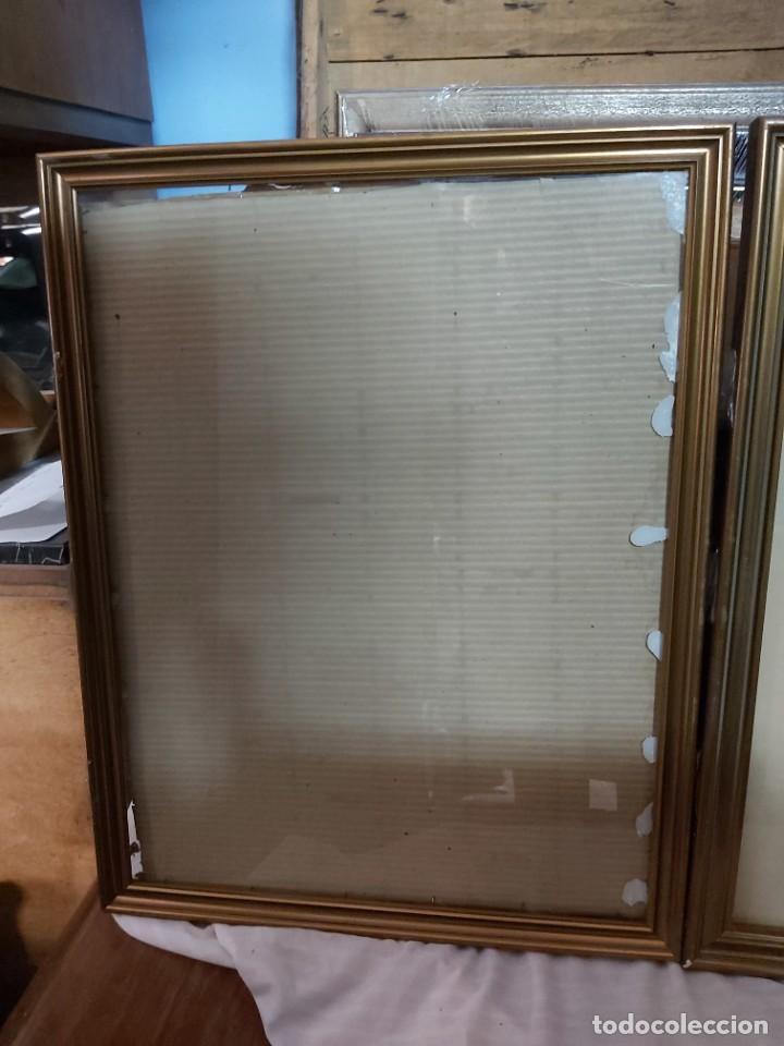 Vintage: Marco dorado en buen estado.