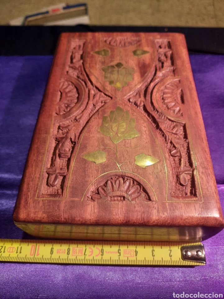Vintage: Caja de madera tallada con marqueteria dorada
