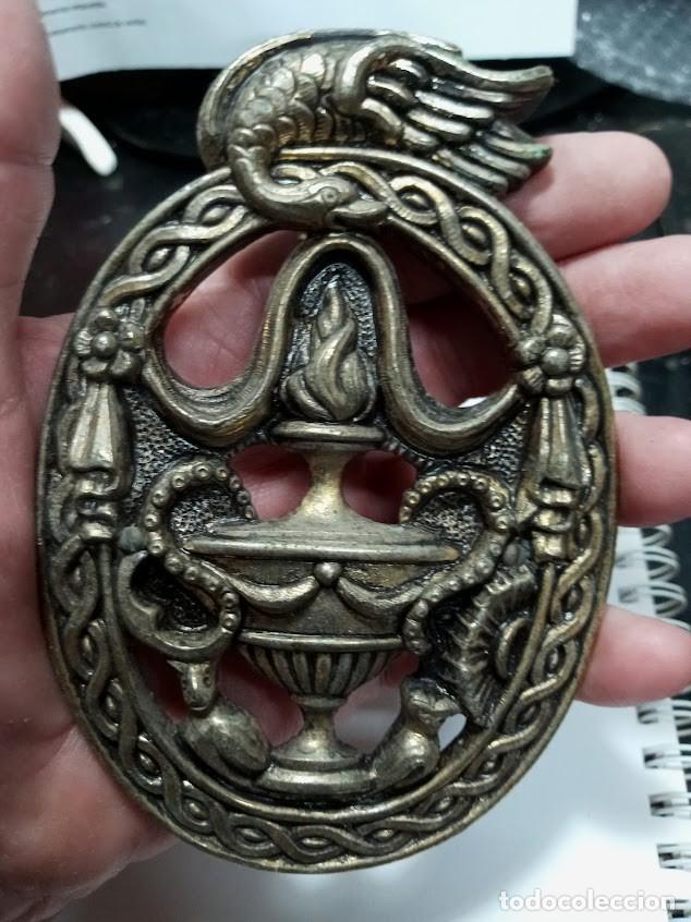 Vintage: Escudo embellecedor lleva puntas para clavarlo - 3 fotos