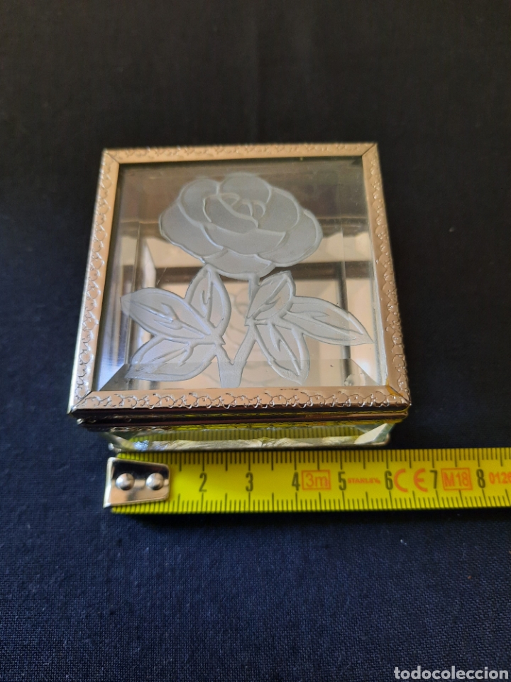 Vintage: Caja joyero metal cristal biselado grabado.
