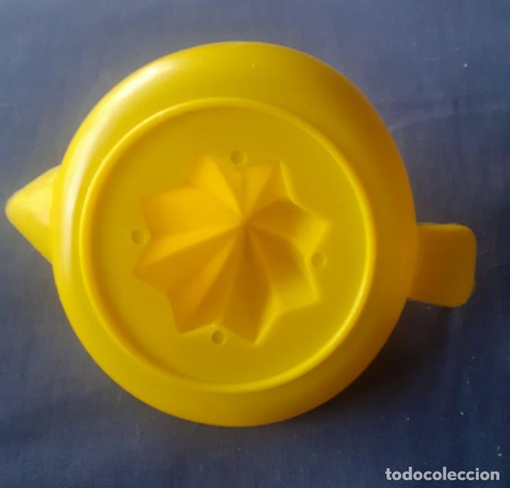 Vintage: Exprimidor de plastico de los a&ntilde;os 60 - Foto 2