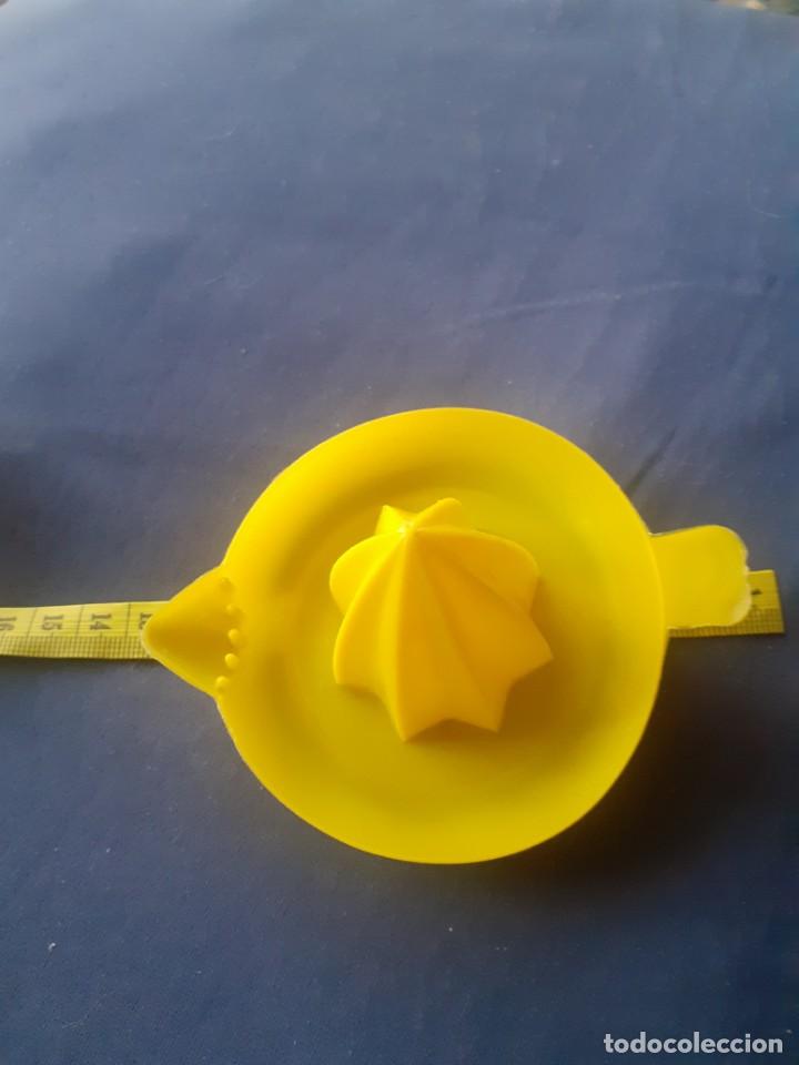 Vintage: Exprimidor de plastico de los a&ntilde;os 60 - Foto 3