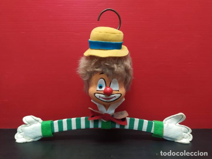 Vintage: Antigua percha para la ropa mu&ntilde;eco payaso en fieltro a&ntilde;os 70/80. Retro vintage