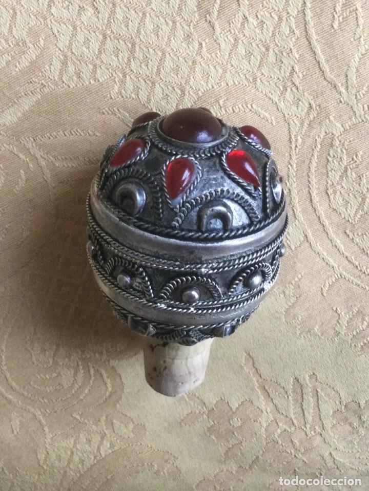 Vintage: TAP&Oacute;N DE METAL LABRADO Y PEDRER&Iacute;A, PARA BOTELLA