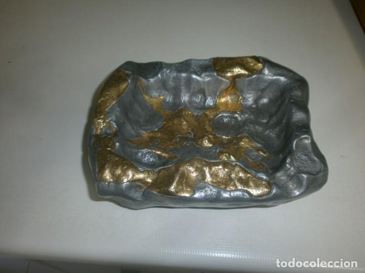 Vintage: Cenicero de dise&ntilde;o acero y bronce sin firma 1,400 gr. medida 16X13X5 cm.