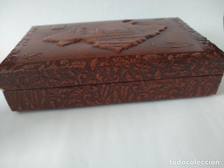 Vintage: Caja tabaquera recuerdo de Mallorca a&ntilde;os 70 , madera cubierta de piel o simil piel repujada