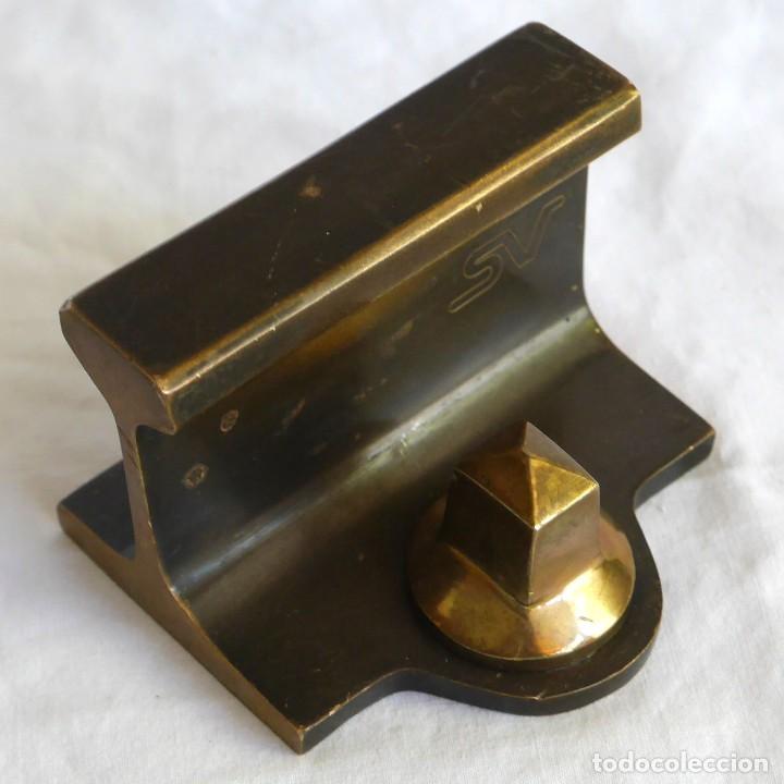 Vintage: Fragmento de vi&aacute; de tren con tornillo en bronce SV - Foto 1