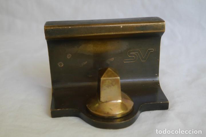 Vintage: Fragmento de vi&aacute; de tren con tornillo en bronce SV - Foto 2