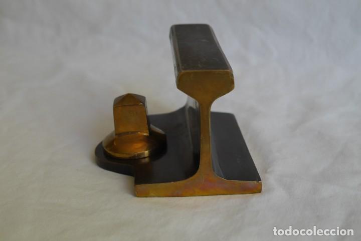Vintage: Fragmento de vi&aacute; de tren con tornillo en bronce SV - Foto 4