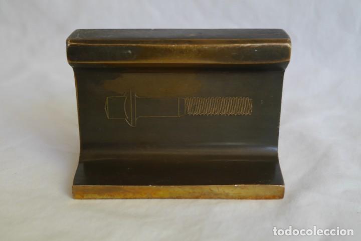 Vintage: Fragmento de vi&aacute; de tren con tornillo en bronce SV - Foto 5