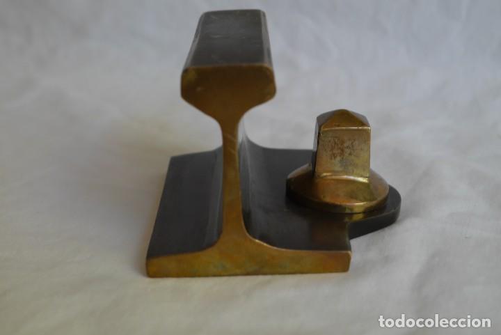 Vintage: Fragmento de vi&aacute; de tren con tornillo en bronce SV - Foto 6