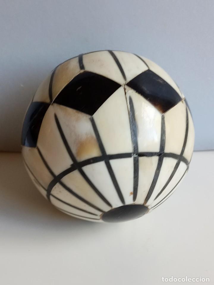 Vintage: Bola decorativa en hueso, en blanco y negro. Medidas: 11 cm de di&aacute;metro
