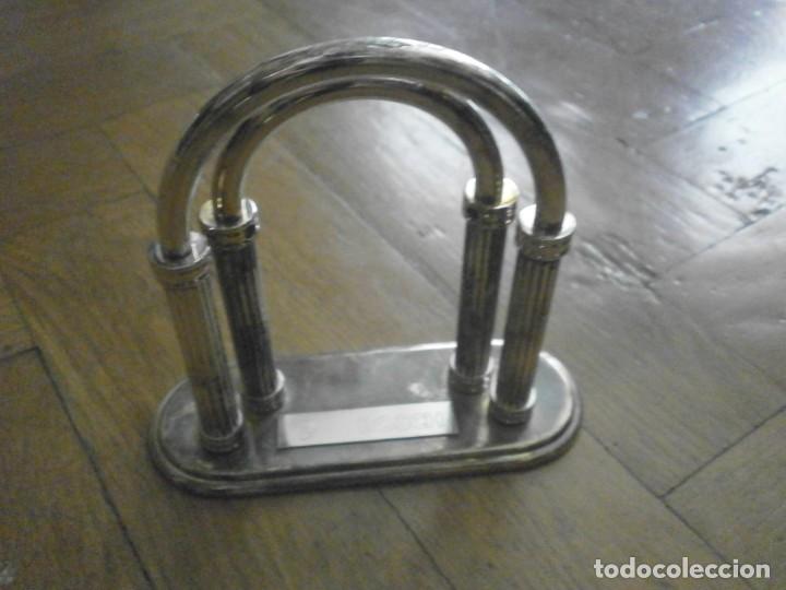 Vintage: Sujeta papeles columnas publicidad Bosch metal plateado 10.5X10.5X4 cm.