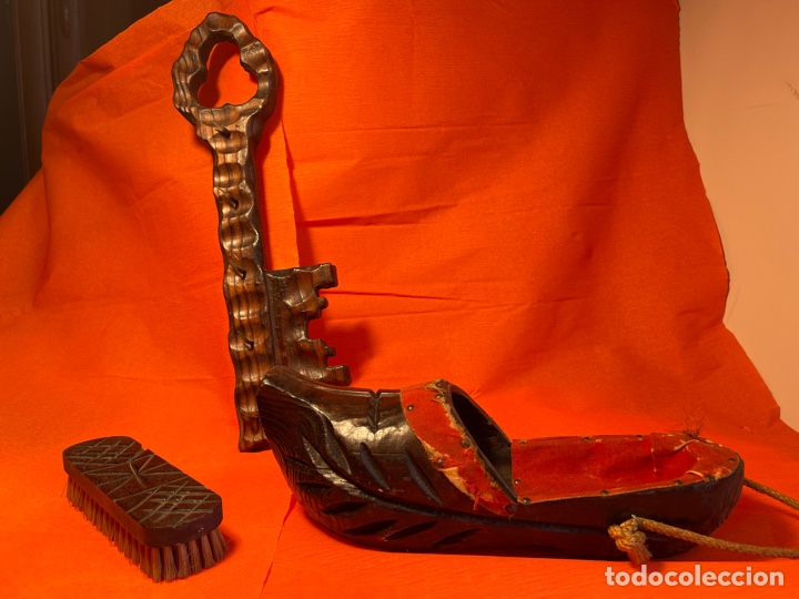 Vintage: Zapato en madera tallado a mano tipo zueco,cepillo abrillantador y llave talla en madera para colgar