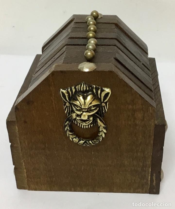 Vintage: CONJUNTO DE 8 POSAVASOS EN MADERA Y CORCHO EN SOPORTE CON SERRAJES DE DEMONIOS. A&Ntilde;OS 70. NUEVO