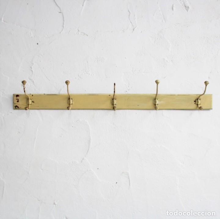 antiguo perchero colgador de pared de madera. 5 - Compra venta en  todocoleccion