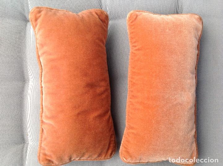 Vintage: Dos almohadones de terciopelo salm&oacute;n - Foto 3