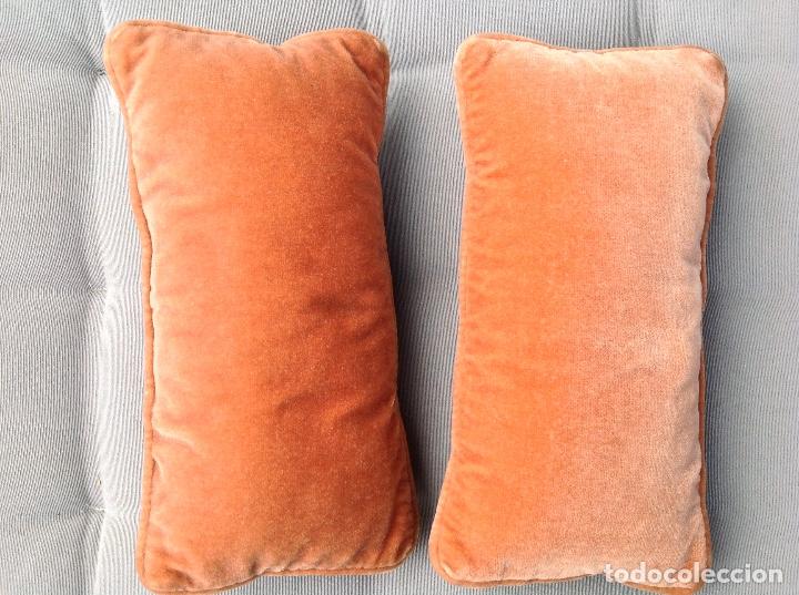 Vintage: Dos almohadones de terciopelo salm&oacute;n - Foto 4