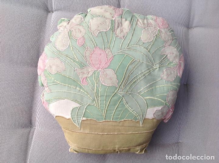 Vintage: Almohad&oacute;n bordado en forma de cesta de lirios - Foto 1