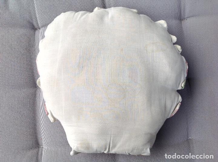Vintage: Almohad&oacute;n bordado en forma de cesta de lirios - Foto 2