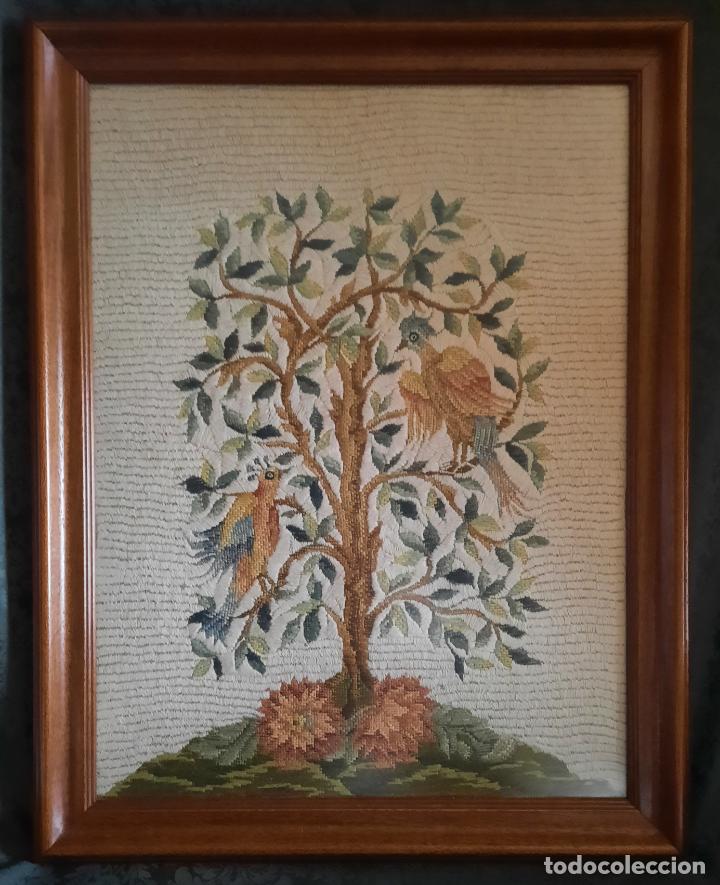 Vintage: BORDADO BAJO CRISTAL ENMARCADO. 58 x 74 cm.