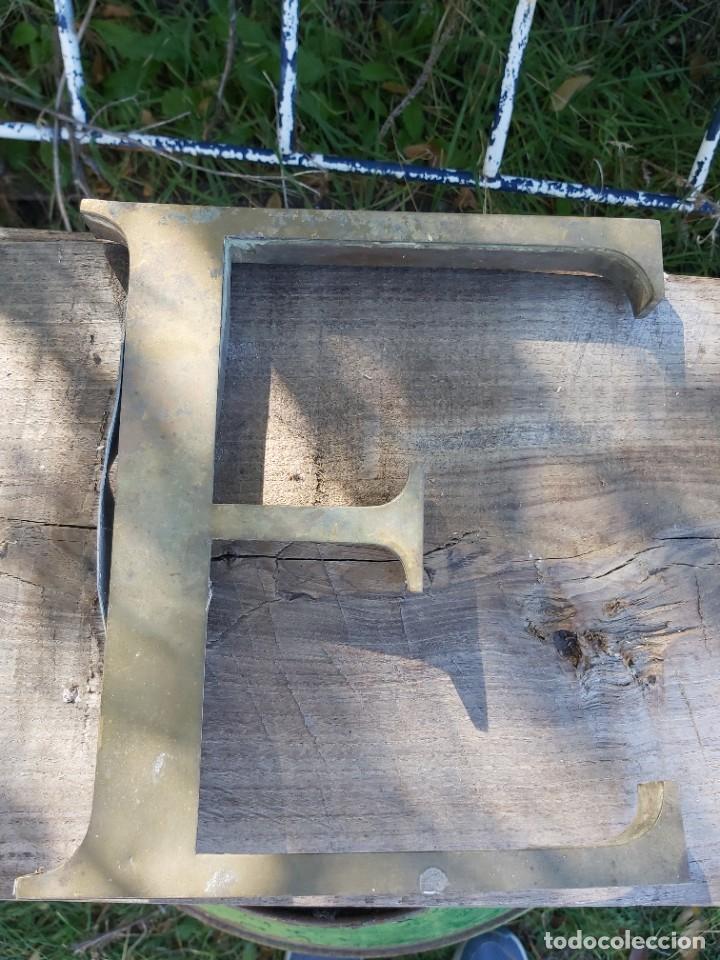 Vintage: Letra E en lat&oacute;n realizada en los a&ntilde;os 50.