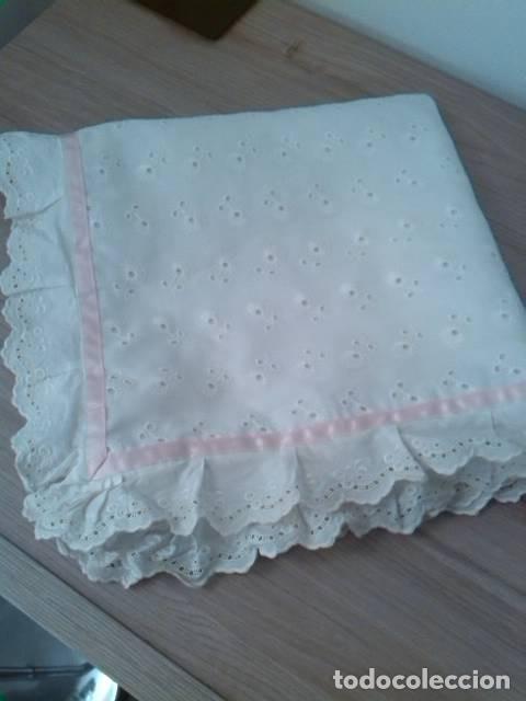 Vintage: Funda de coj&iacute;n color blanco y list&oacute;n rosa Vintage estilo a&ntilde;os 50&rsquo;s . Casa Sales. Barcelona. Medida