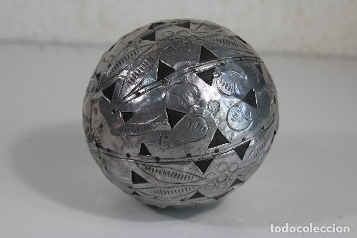 Vintage: bola de madera y esta&ntilde;o
