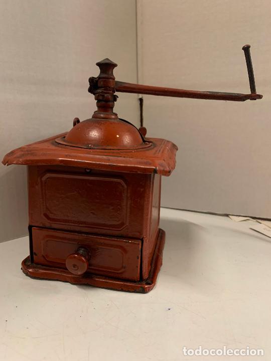 Vintage: Encantador molinillo antiguo, metalico con cajon de madera. Original. ver medidas
