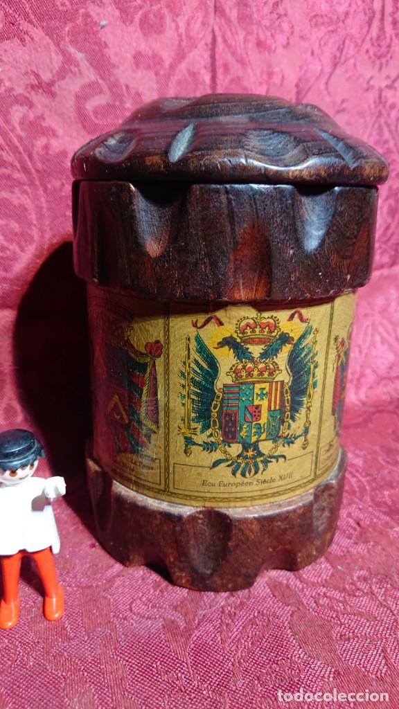 Vintage: ORIGINAL BOTE DE MADERA RUSTICO CON TAPA - ESCUDOS HERALDICOS -