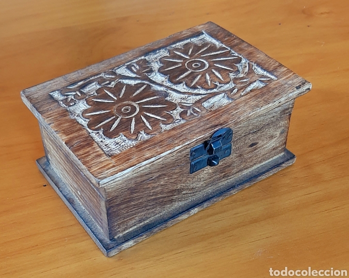 Vintage: Caja de madera tallada