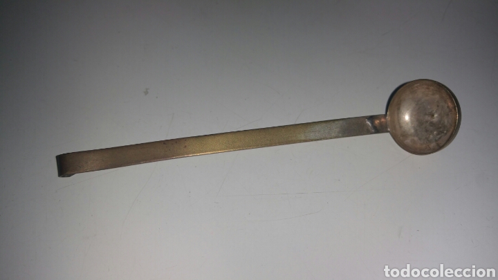 Vintage: Peque&ntilde;o cazo de lat&oacute;n con ba&ntilde;o de plata con mucho desgaste.